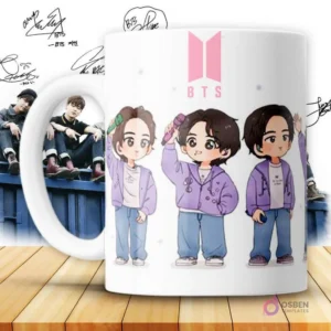 Taza blanca con diseño de 3 miembros de BTS en estilo chibi cartoon, con ropa morada y el logo rosa de BTS.
