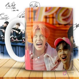 Taza con diseño de Jimin de BTS riendo a carcajadas con cabello naranja y Suga sonriendo, en un ambiente vibrante con tonos cálidos.