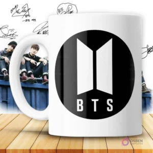 Taza blanca con el icónico logo de BTS en blanco y negro, con la palabra 'BTS' debajo.