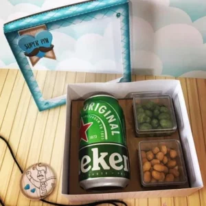 Caja cuadrada abierta revelando una lata de cerveza Heineken, dos contenedores de snacks y la etiqueta 'Super Pai', un diseño imprimible y cortable para regalos del Día del Padre.