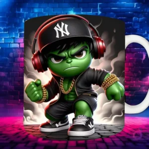 Plantilla de sublimación para taza con personaje Hulk Chibi en estilo Hip Hop, con gorra negra y auriculares, cadenas de oro, sobre fondo de pared de ladrillos neón.