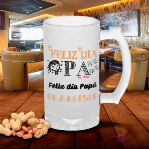 Shoper esmerilado con diseño 'Feliz día Papá FRANCISCO' con ilustración de niña y texto naranja, sobre mesa de madera con cacahuetes, fondo de bar. Plantilla Día del Padre infantil.
