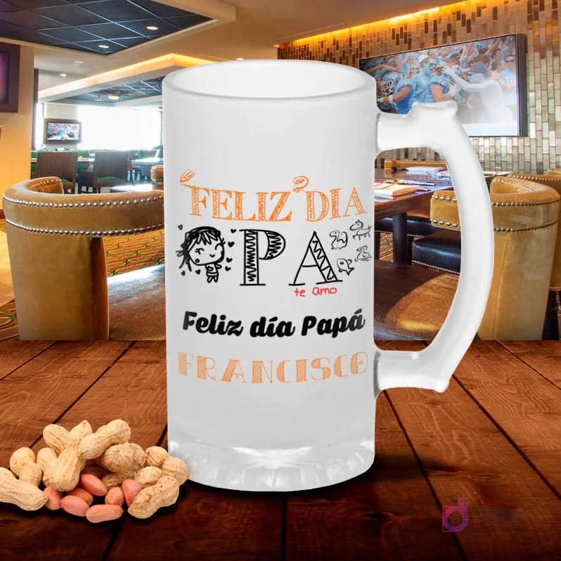 Shoper esmerilado con diseño 'Feliz día Papá FRANCISCO' con ilustración de niña y texto naranja, sobre mesa de madera con cacahuetes, fondo de bar. Plantilla Día del Padre infantil. Shoper esmerilado con diseño 'Feliz día Papá FRANCISCO' con ilustración de niña y texto naranja, sobre mesa de madera con cacahuetes, fondo de bar. Plantilla Día del Padre infantil.