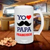 Mockup de chopero de vidrio esmerilado con diseño 'YO ❤️ PAPA FRANCISCO' y bigote negro, sobre mesa de madera con cacahuetes, fondo de bar moderno. Plantilla sublimación Día del Padre.