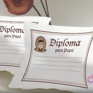Dos cojines blancos mostrando una plantilla de 'Diploma para Papá' con bordes decorativos y un espacio para rellenar, lista para sublimación, un regalo personalizable.