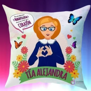 Cojín sublimado con diseño de educadora de párvulos, mostrando una maestra con gafas, mariposas y la frase 'Eres una profesional maravillosa, gracias por enseñar con el corazón, Tía Alejandra'.