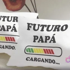 Dos cojines blancos con el diseño 'FUTURO PAPÁ CARGANDO...' en negro, acompañado de una barra de progreso que va de verde a rojo, un regalo divertido para futuros padres.