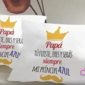 Dos cojines blancos de sublimación con el mensaje 'Papá, tú fuiste, eres y serás siempre mi Príncipe Azul' en azul, rojo y dorado, con una corona y un bigote.