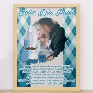 Cuadro personalizable Día del Padre en marco de madera claro, diseño con patrón de rombos azules, silueta de padre besando a bebé, y elementos decorativos como corbata, bigote y pastelito, con texto 'Feliz Día Papá' y un poema emotivo.
