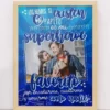 Cuadro Día del Padre editable con marco de madera claro, diseño azul vibrante y mensaje 'Mi Papito es mi superhéroe favorito por enseñarme, cuidarme y amarme como nadie' con foto de padre e hija sonriendo y compartiendo un regalo.
