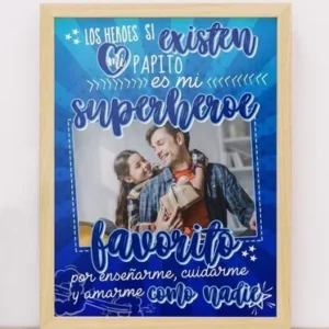 Cuadro Día del Padre editable con marco de madera claro, diseño azul vibrante y mensaje 'Mi Papito es mi superhéroe favorito por enseñarme, cuidarme y amarme como nadie' con foto de padre e hija sonriendo y compartiendo un regalo.