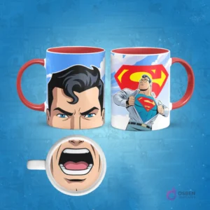 Taza de sublimación con diseño animado de Clark Kent abriendo su camisa para revelar el traje de Superman y un primer plano de su rostro. En la base de la taza, una boca abierta. El asa de la taza es roja.