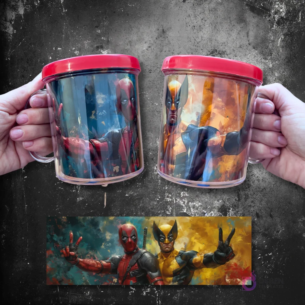 Tazas sublimadas con Deadpool y Wolverine posando amigablemente, haciendo el signo de la paz. Tazas sublimadas con Deadpool y Wolverine posando amigablemente, haciendo el signo de la paz.