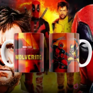 Taza de sublimación blanca con diseño vibrante de Deadpool y Wolverine en acción, sobre fondo con patrones de cuadros rojo y negro.