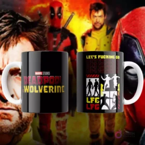Taza de sublimación negra con diseño de manos de Deadpool y Wolverine formando un corazón, con las garras de Wolverine, texto 'Deadpool & Wolverine'.