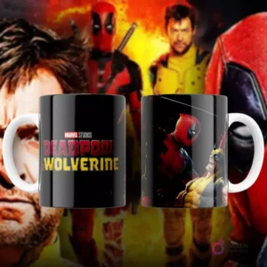 Taza de sublimación negra con Deadpool disparando una pistola, con efecto de viñetas 'BANG BANG BANG', estilo cómic retro.