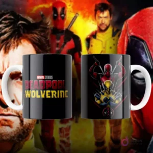 Taza de sublimación negra con Deadpool y Wolverine en un estilo de ilustración moderna y vibrante, fondo oscuro con detalles.