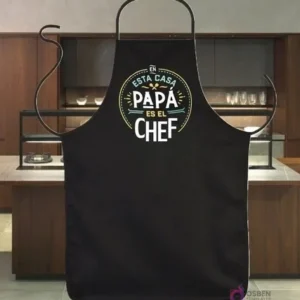 Delantal negro sublimado con diseño vectorial 'En esta casa PAPÁ es el CHEF', una frase ingeniosa para padres cocineros.