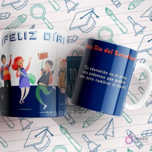 Mug blanco y azul con un grupo de estudiantes felices y la cita 'La educación es el arma más poderosa que puedes usar para cambiar el mundo'.