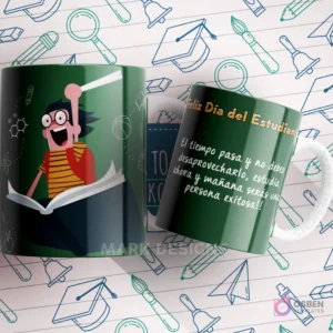 Mug verde con un estudiante emocionado leyendo un libro y la frase 'El tiempo pasa y no debes desaprovecharlo, estudia ahora y mañana serás una persona exitosa!'