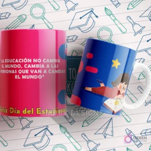Mug fucsia y azul con una niña leyendo un libro y la frase 'LA EDUCACIÓN NO CAMBIA EL MUNDO, CAMBIA A LAS PERSONAS QUE VAN A CAMBIAR EL MUNDO'.