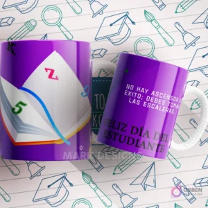 Mug púrpura con un libro abierto y la frase 'NO HAY ASCENSOR AL ÉXITO: DEBES TOMAR LAS ESCALERAS' y 'FELIZ DÍA DEL ESTUDIANTE'.