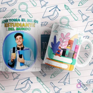 Mug blanco y azul con un estudiante sonriente con libros y auriculares, y la frase 'AQUÍ TOMA EL MEJOR ESTUDIANTE DEL MUNDO'.