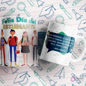 Mug blanco y azul oscuro con cuatro estudiantes y la cita de Nora Roberts: 'SI NO PERSIGUES LO QUE QUIERES, NUNCA LO TENDRÁS. SI NO VAS HACIA ADELANTE, SIEMPRE ESTARÁS EN EL MISMO LUGAR'.
