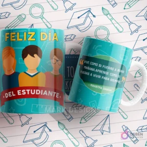 Mug azul turquesa con un grupo de estudiantes y la famosa cita de Mahatma Gandhi: 'VIVE COMO SI FUERAS A MORIR MAÑANA. APRENDE COMO SI FUERAS A VIVIR PARA SIEMPRE'.