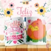 Taza sublimada con diseño 'Feliz Día de la Madre' y una gallina madre con dos pollitos en estilo tierno