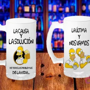 Plantilla de sublimación para shopero del Día del Padre con Homer Simpson y frase 'LA CAUSA Y LA SOLUCIÓN DE TODOS LOS PROBLEMAS DE LA VIDA...'. Otro con dos Homer Simpsons y 'LA ÚLTIMA Y NOS VAMOS'.