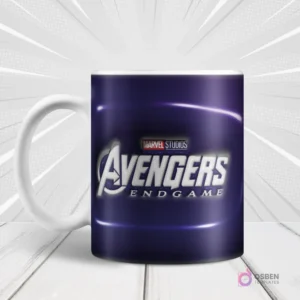 Taza blanca sublimada con el logo 'MARVEL STUDIOS AVENGERS ENDGAME' en 3D inflado sobre un fondo azul-púrpura con efectos de luz, sobre fondo blanco con rayos de acción.