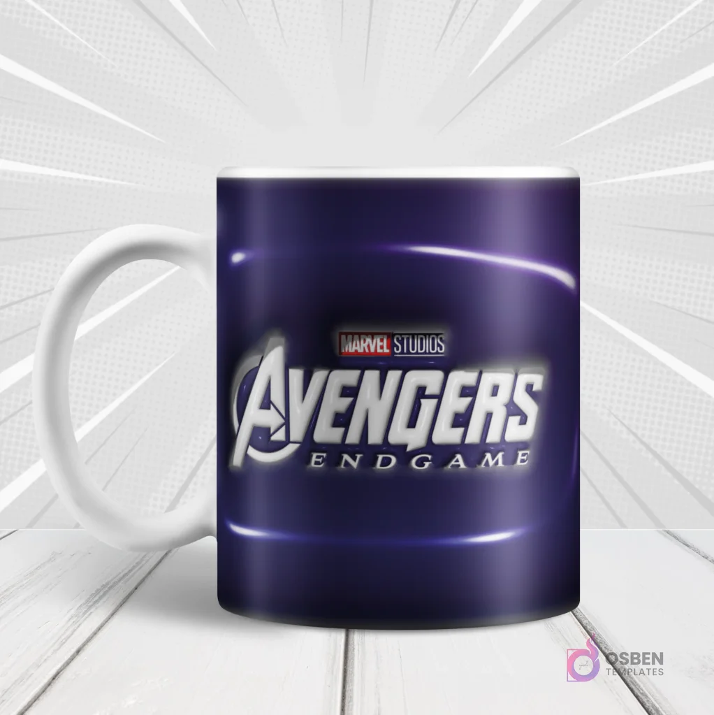 Taza blanca sublimada con el logo 'MARVEL STUDIOS AVENGERS ENDGAME' en 3D inflado sobre un fondo azul-púrpura con efectos de luz, sobre fondo blanco con rayos de acción. Taza blanca sublimada con el logo 'MARVEL STUDIOS AVENGERS ENDGAME' en 3D inflado sobre un fondo azul-púrpura con efectos de luz, sobre fondo blanco con rayos de acción.