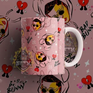 Taza sublimada con diseño del cantante urbano Bad Bunny en estilo cartoon, sobre un fondo rosa con corazones y el logo 'Bad Bunny'.