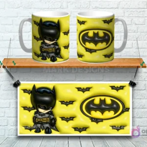 Taza sublimada con diseño 3D de Batman estilo chibi con logo de murciélago sobre fondo amarillo