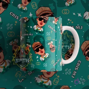 Taza sublimada con diseño del cantante urbano Cris MJ en estilo cartoon, sobre un fondo verde azulado con el logo de Gucci y estrellas.