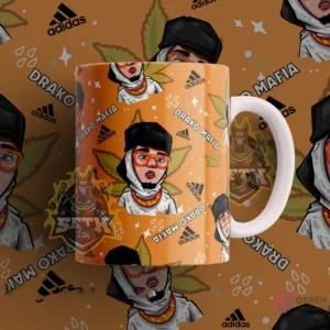 Taza sublimada con diseño del cantante urbano Drako Mafia en estilo cartoon, sobre un fondo naranja con hojas de cannabis y el logo de Adidas.