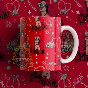 Taza sublimada con diseño de la cantante urbana Karol G, con su apodo 'Bichota', sobre un fondo rojo con detalles de cadenas y diamantes.