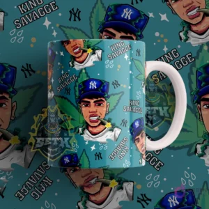 Taza sublimada con diseño del cantante urbano King Savagge en estilo cartoon, sobre un fondo verde azulado con hojas de cannabis y el logo de los Yankees.