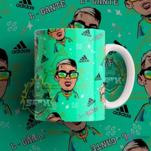 Taza sublimada con diseño del cantante urbano L-Gante en estilo cartoon, sobre un fondo verde menta con el logo de Adidas y triángulos geométricos.