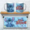 Taza sublimada con diseño 3D de Lilo y Stitch sobre fondo azul con estrellas