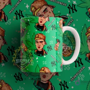 Taza sublimada con diseño del cantante urbano Marcianeke en estilo cartoon, sobre un fondo verde con hojas de cannabis y el logo de los Yankees.