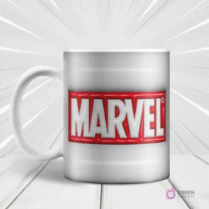 Taza blanca sublimada con el logo rojo y blanco 3D inflado de MARVEL, sobre fondo blanco con rayos de acción.