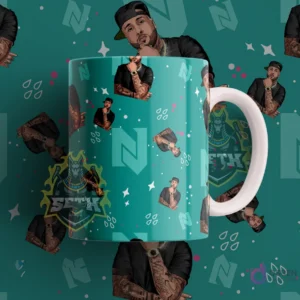 Taza sublimada con diseño del cantante urbano Nicky Jam en estilo cartoon, sobre un fondo verde agua con su logo 'N' y estrellas.