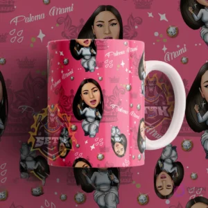 Taza sublimada con diseño de la cantante urbana Paloma Mami en estilo cartoon, sobre un fondo rosa fucsia con coronas y diamantes.