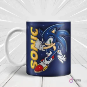 Taza blanca sublimada con diseño 3D inflado de Sonic the Hedgehog corriendo en azul oscuro y el nombre 'SONIC' en amarillo vertical, sobre fondo blanco con rayos de acción.