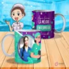 Mockup de dos tazas blancas con diseño 'Aquí toma la mejor enfermera del mundo' en colores púrpura y verde azulado, con una ilustración de una enfermera y un fondo de clínica.