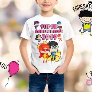 Niño sonriendo con camiseta blanca personalizada con la frase 'SUPER EGRESADITOS 2019' y dos superhéroes infantiles, uno niño y una niña