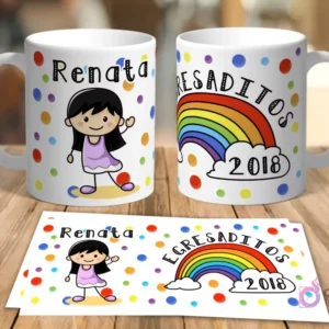 Dos tazas blancas de cerámica y una impresión con un diseño de niña animada 'Renata' y 'Egresaditos 2018' con un arcoíris colorido