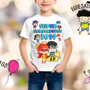 Niño sonriendo con camiseta blanca personalizada con la frase 'SUPER EGRESADITOS 2019' y dos superhéroes infantiles, uno niño y una niña